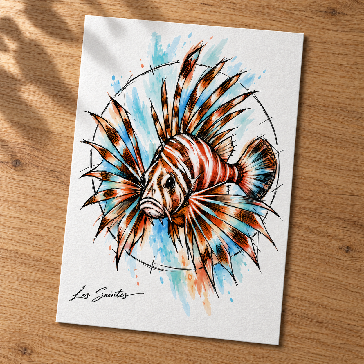 Carte postale — Poisson-lion, papier texturé posé sur une table avec une légère ombre de feuillage — Atelier Karaïbes, Les Saintes