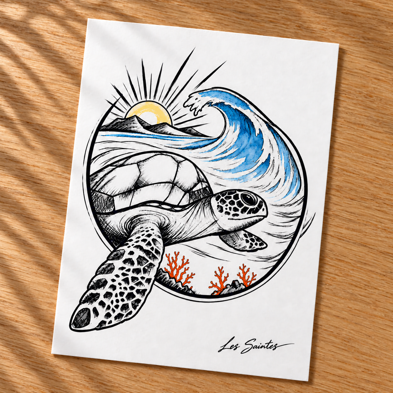 Carte postale — Tortue des vagues, papier texturé posé sur une table avec une légère ombre de feuillage — Atelier Karaïbes, Les Saintes