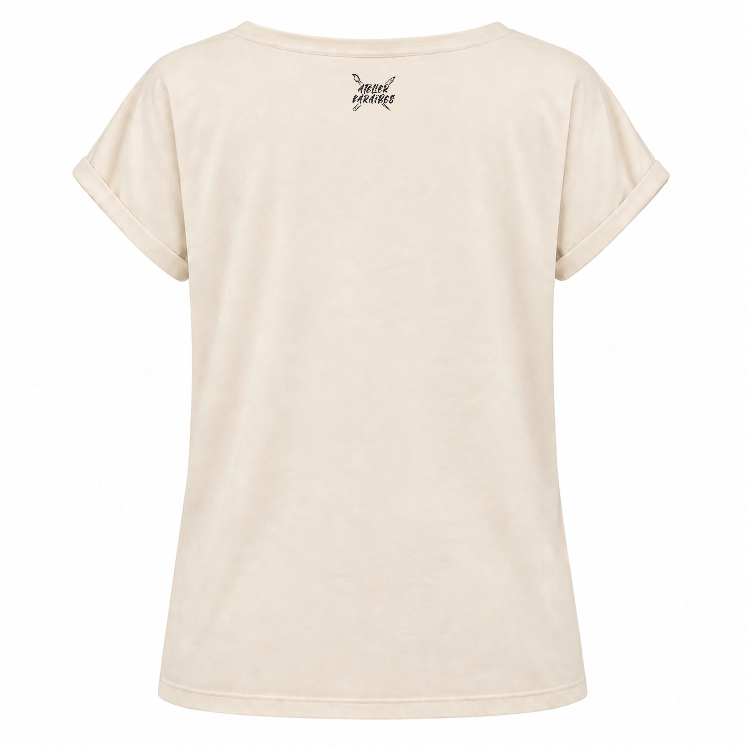 Dos du T-shirt rouloté ivoire : logo Atelier Karaïbes en noir à l’extérieur, juste sous le col