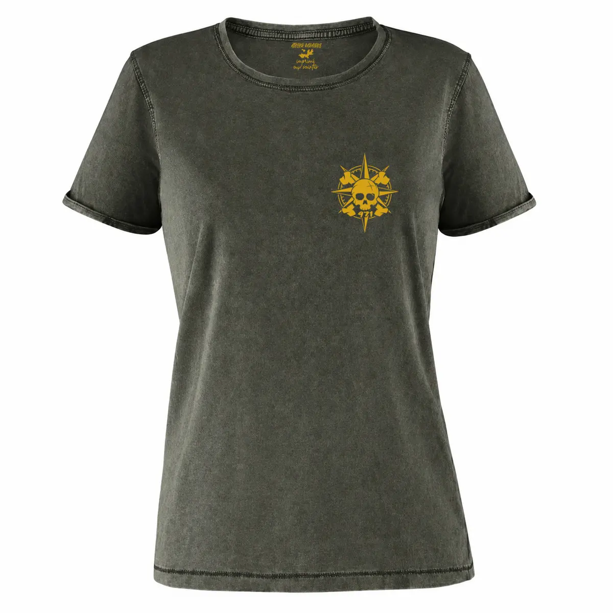 T-shirt vieilli femme vert militaire foncé délavé avec une boussole pirate 971 ornée d’un crâne imprimé en jaune moutarde côté cœur