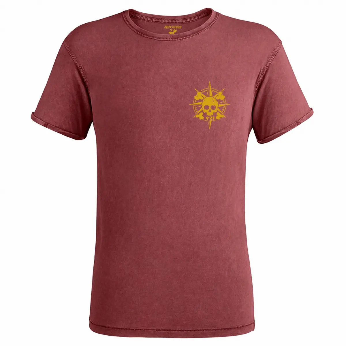 T-shirt vieilli homme rouge grenat délavé avec une boussole pirate 971 ornée d’un crâne imprimé en jaune moutarde côté cœur