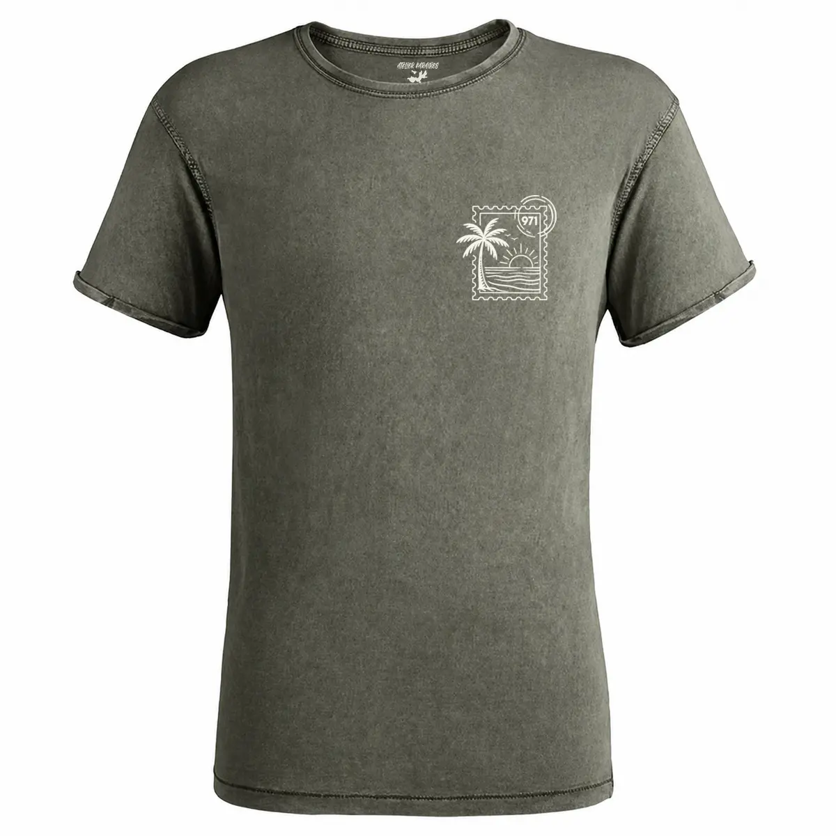 T-shirt vieilli homme vert militaire foncé délavé avec un timbre tropical 971 avec palmier, mer et soleil imprimé en blanc côté cœur