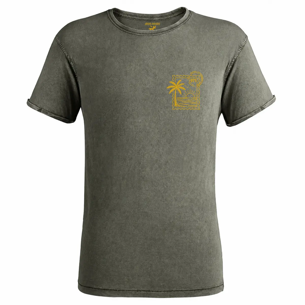 T-shirt vieilli homme vert militaire foncé délavé avec un timbre tropical 971 avec palmier, mer et soleil imprimé en jaune moutarde côté cœur